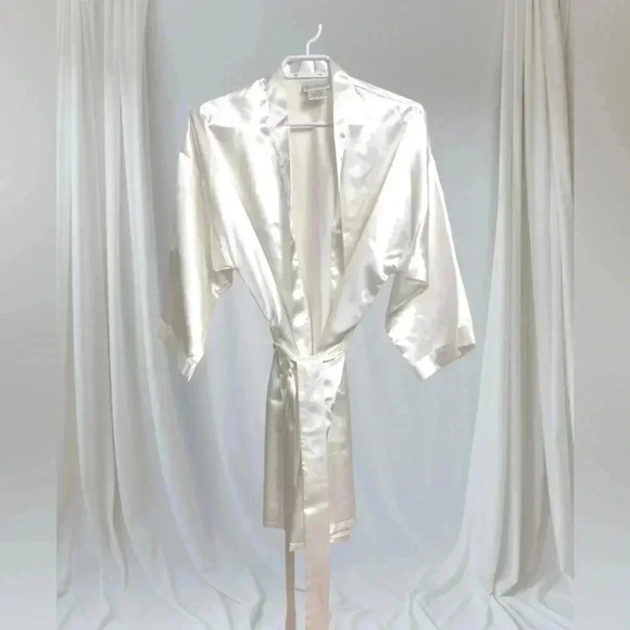 Vintage Gloria Vanderbilt  bright white dressing gown, Size small - Picture 1 of 7